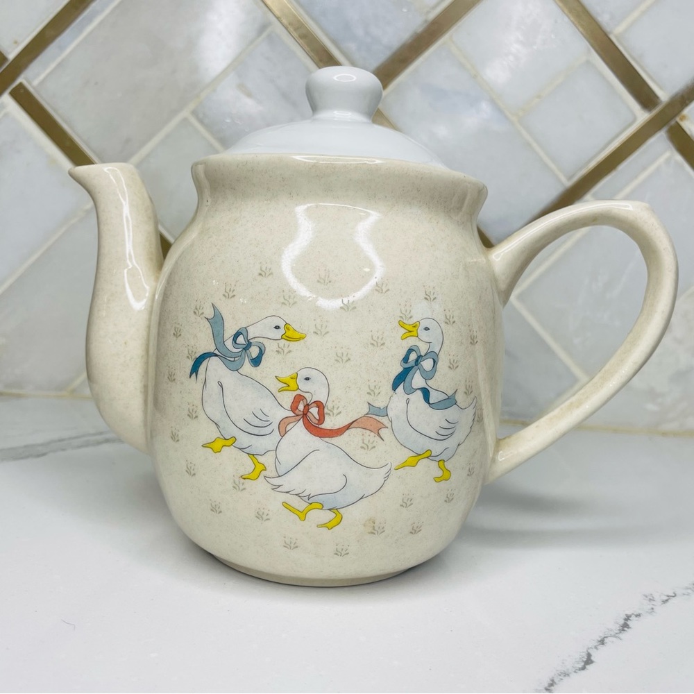 Vintage WBI 1988 Coffee Tea Pot Lid country ducks Farmhouse teapot 7” T X 9" W
